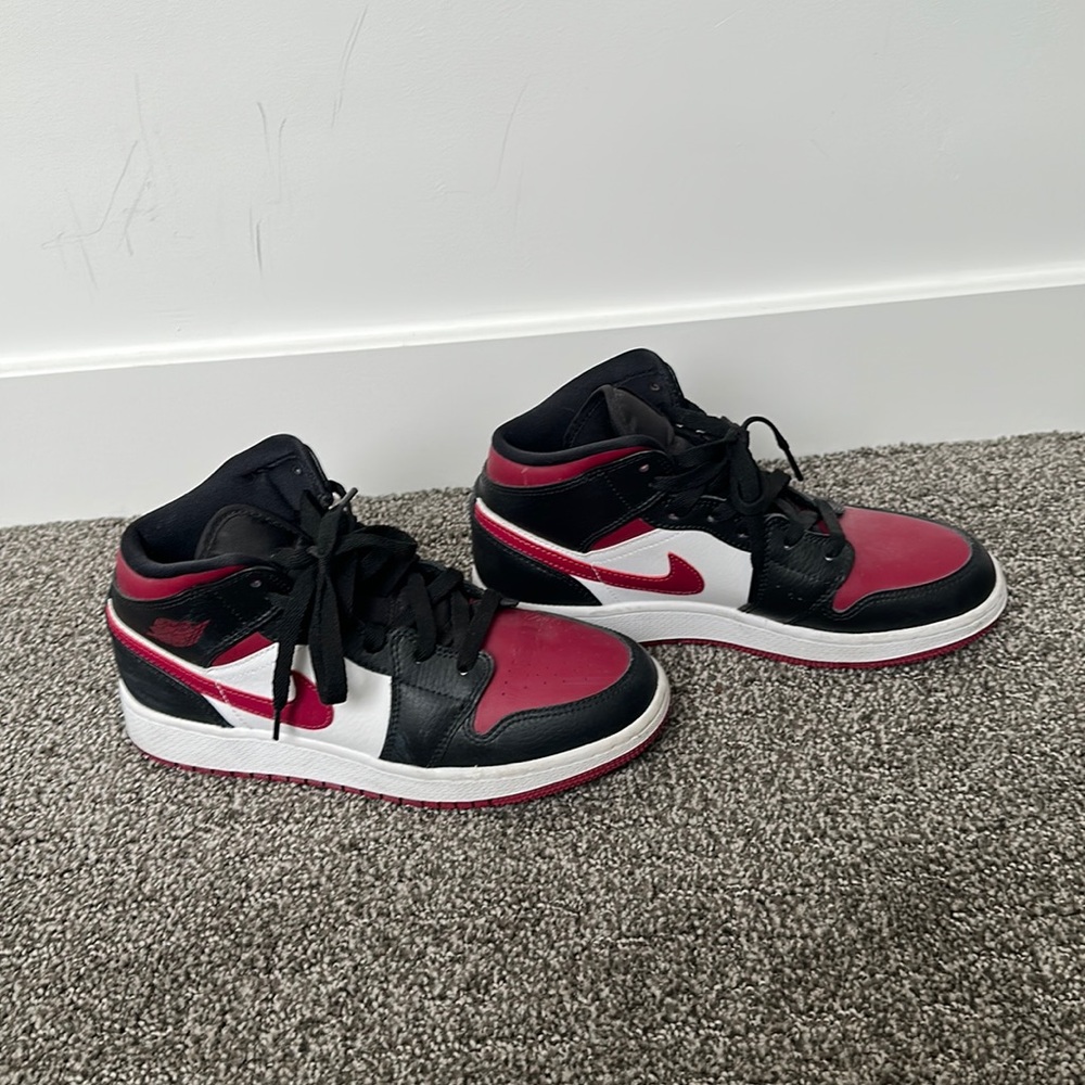 Jordan 1 Mid, bred toes